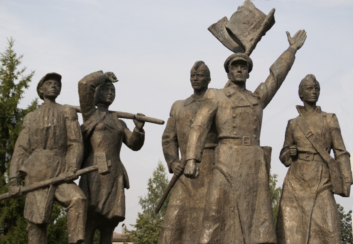 Монумент "Комсомольцам огненных лет"